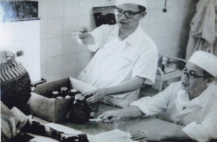 1978-1980年,我校援非医生覃光熙在尼日尔工作.jpg 英国上市公司365