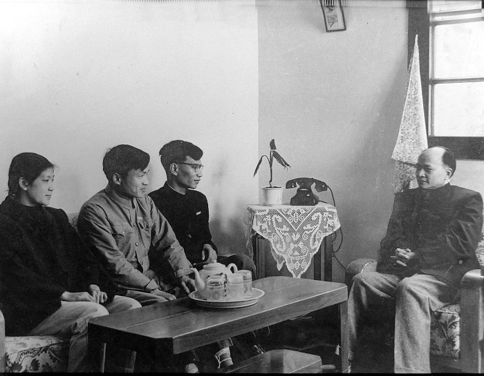 50年代院领导定期听取学生工作汇报,图为韦必克院长(右一)在听取学生工作汇报 (2).JPG 英国上市公司365