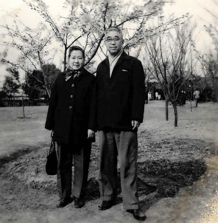 戈绍龙与夫人濑尾朝子在上海中山公园合影.jpg 英国上市公司365